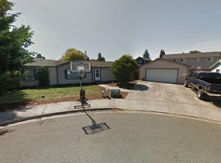 445 E 10th Pl, Junction City, OR 97448