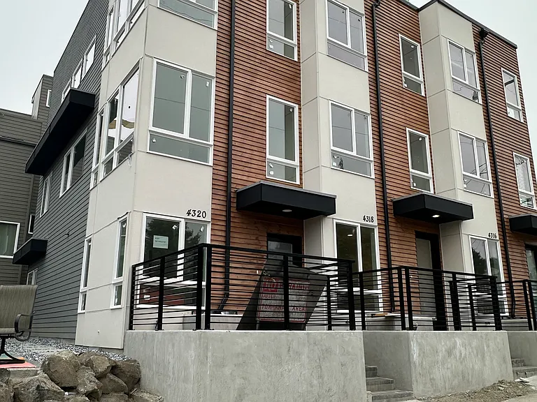 4318 SW Holly St — Photo 2