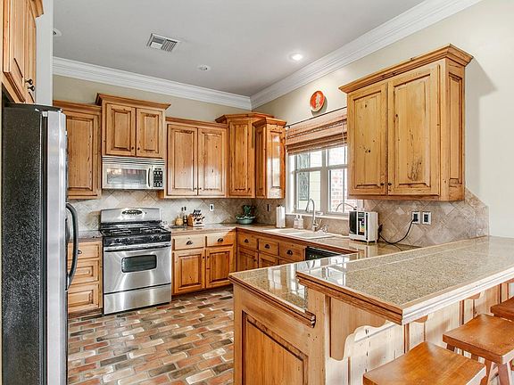 4th image of 105 Beaufort Cir