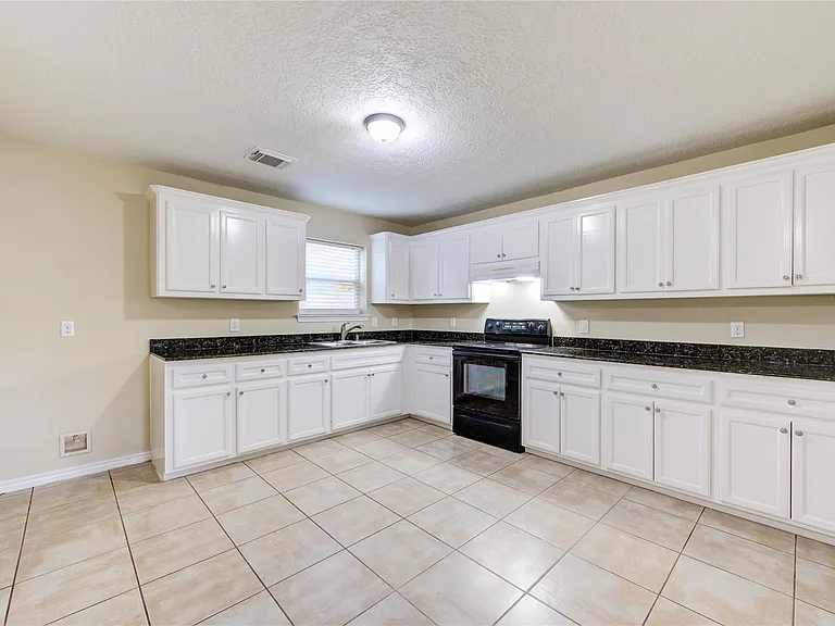 605 Center St #B — Photo 17