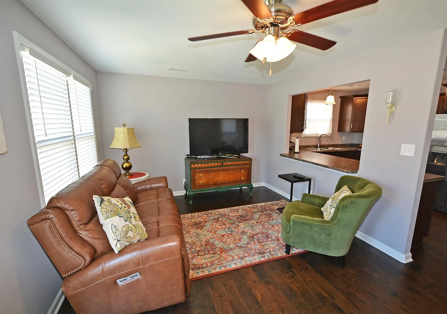 Gorgeous! 3 Bed/2.5 Bath house! Close to I-24! Lawn/Garbage Included! — Photo 3