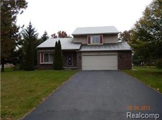 2119 Woodland Ravine Dr, Brighton, MI