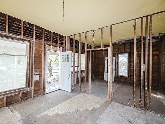 4th image of 1310 W University Ave