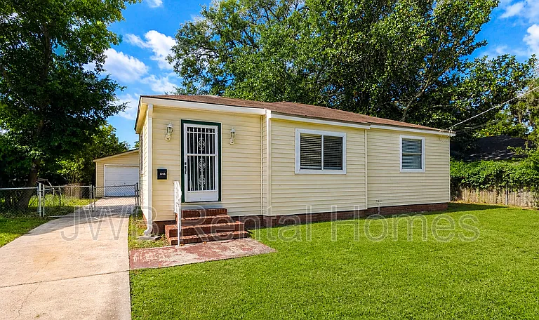 3312 Seville St W — Photo 1