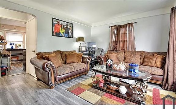 3rd image of 11017 Thornton Ave