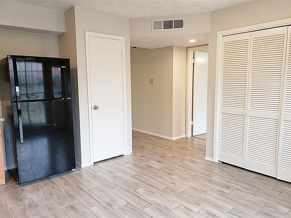 5th image of 19530 Hollowlog Dr
