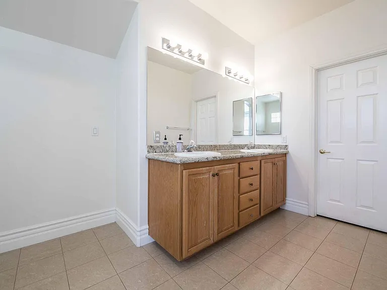 212 Waterton Lakes Ave — Photo 15