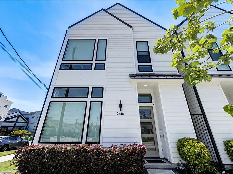 2418 Gray St — Photo 3