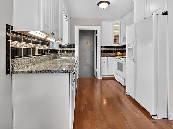 5th image of 318 Polk St