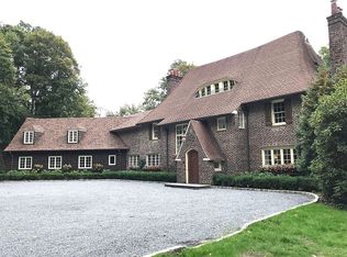 2 Meadowspring Rd, Glen Cove, NY 11542