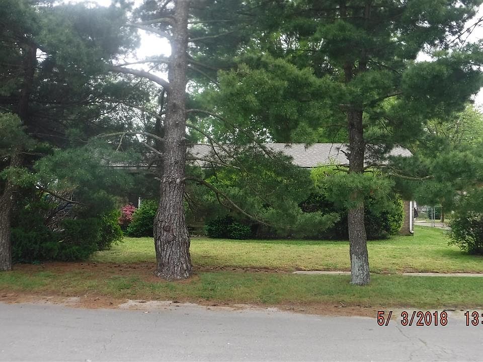 1st image of 105 E Pecan St