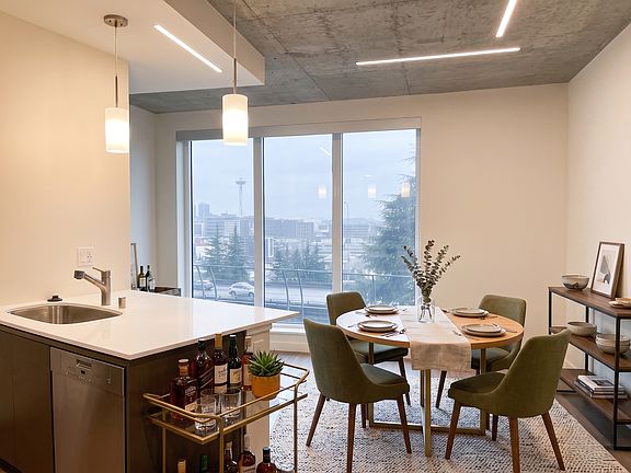 4th image of 736 Bellevue Pl E #110