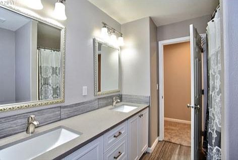 Guest Bathroom - upstairs