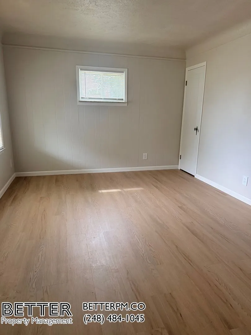 Single Family - Corner House — Photo 3