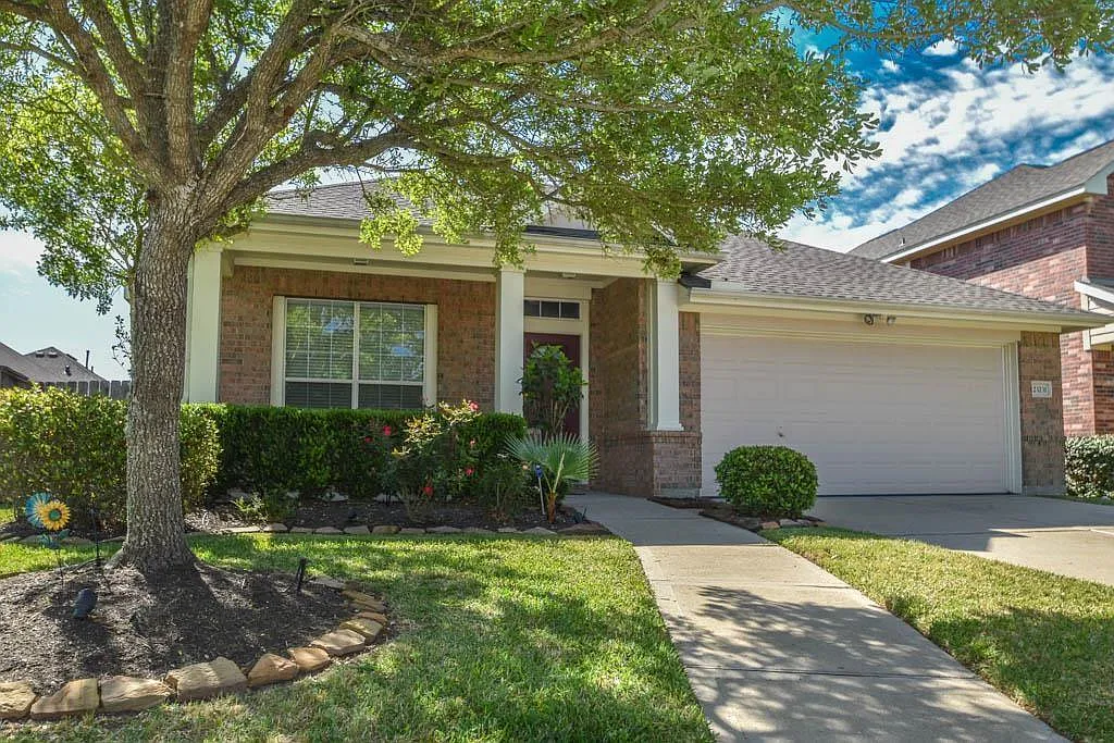 3 bed, 2.0 bath, 2015 sqft, $2,300 — Photo 1