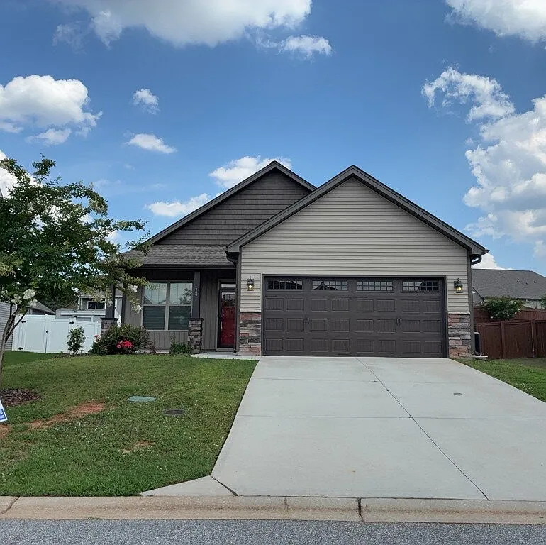 3 bed, 2.0 bath, 1396 sqft, $2,400 — Photo 1