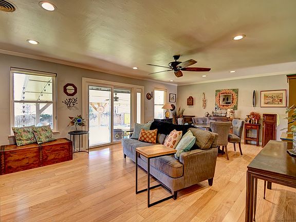 3rd image of 1009 Temple Dr