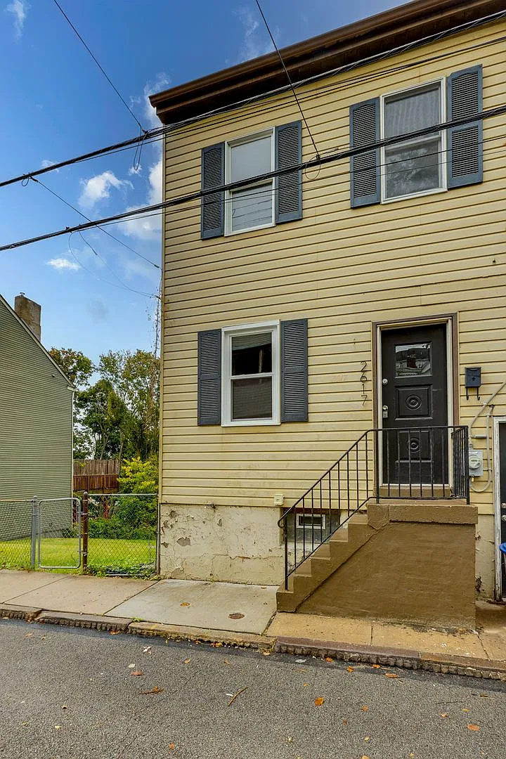 Available NOW - Updated 3 Bedroom Home in the South Side Slopes! — Photo 3
