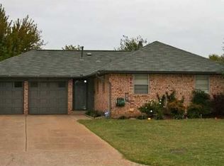 1037 NW 2nd St, Moore, OK 73160