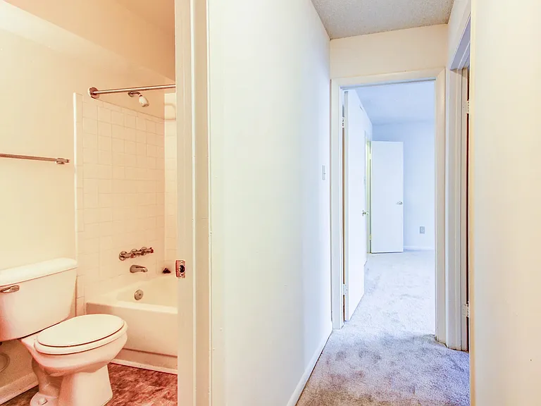 Berkshire Apartments — Photo 4