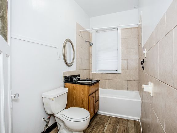 3rd image of 4636 W Barry Ave Unit 1