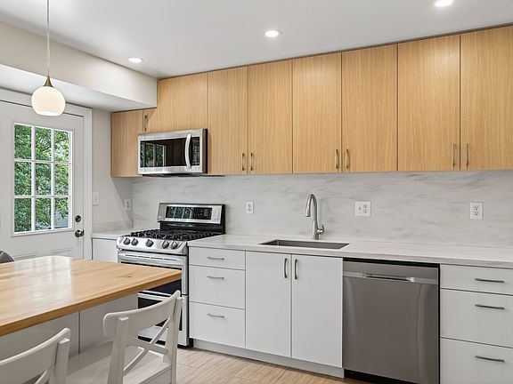 3rd image of 3821 Winterset Dr