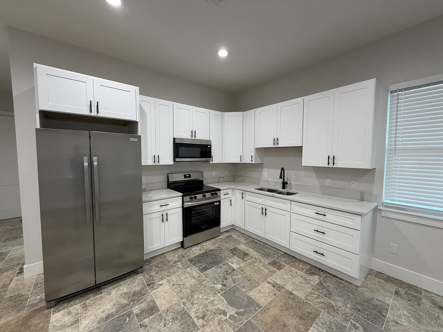 Studio, 700 sqft, $1,750 — Photo 2