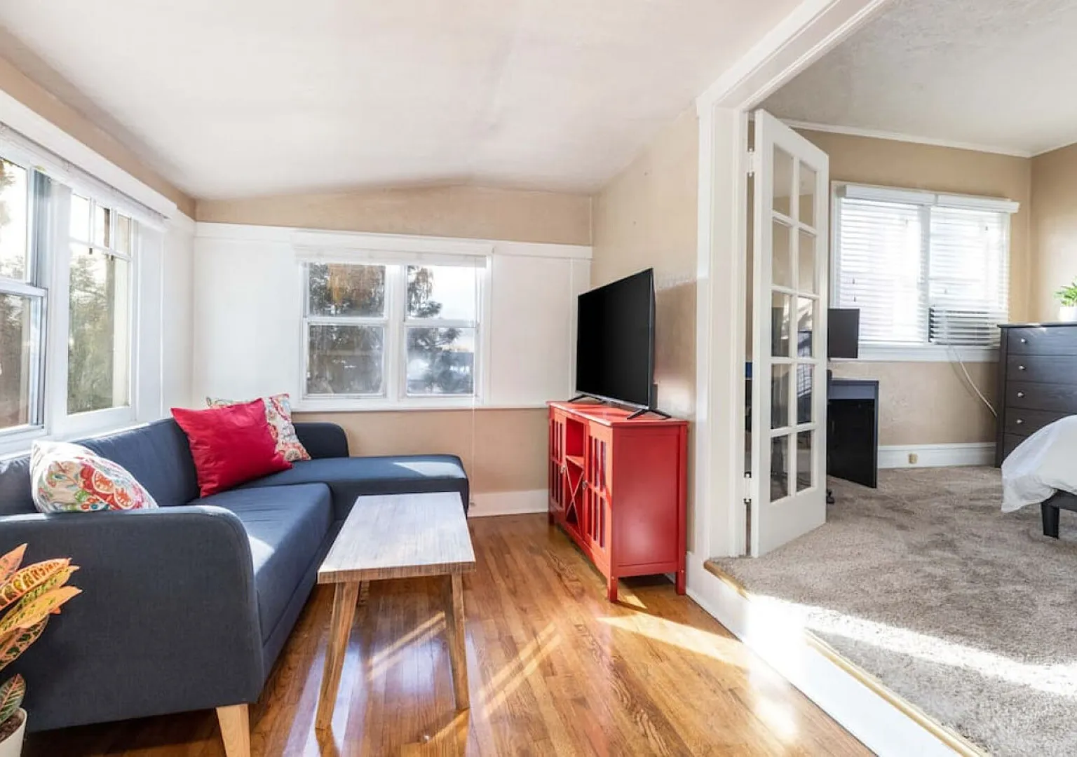 The Red Cabin-Charming Historic Avenue's Apartment — Photo 1