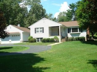28 Seminole Trl, Trumbull, CT 06611