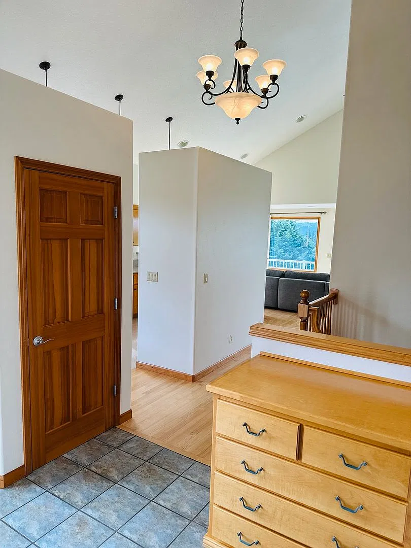 Stunning Custom Home with Beautiful Views — Photo 4