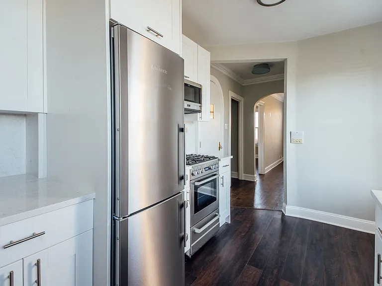 4329: Unit N2, 1BD - Kitchen &amp; Hallway