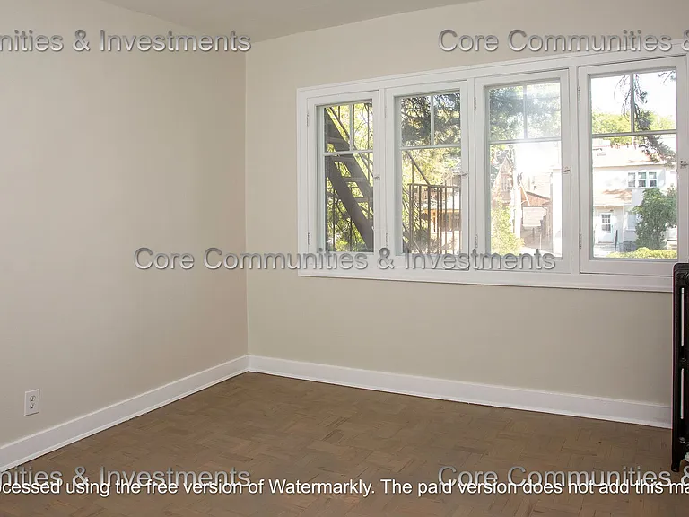 Pollyanna Apartments — Photo 34