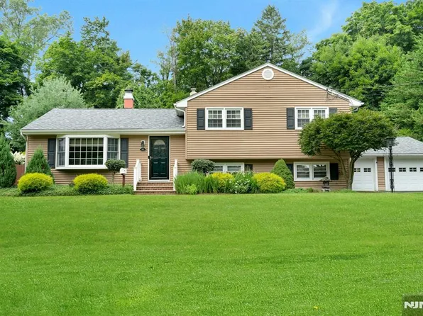 60 Sunnyside Rd, Mahwah, NJ 07430