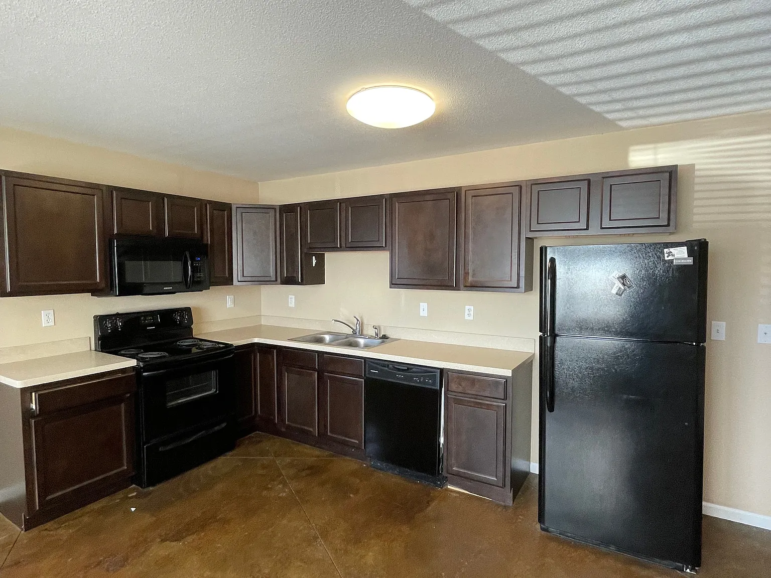 2 bed, 1000 sqft, $1,100 — Photo 2
