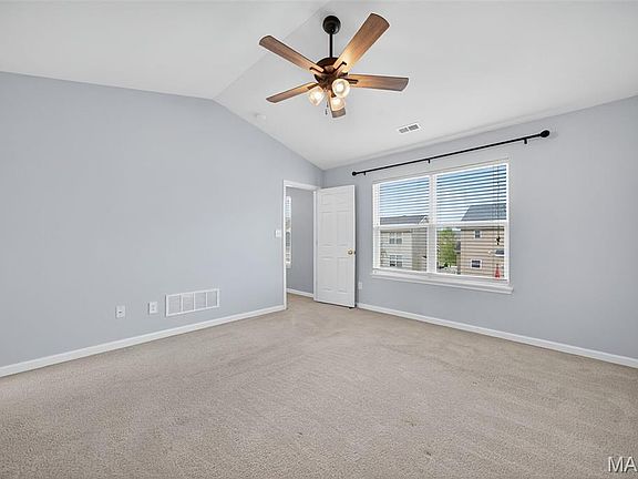 4th image of 221 Pecan Bluffs Dr