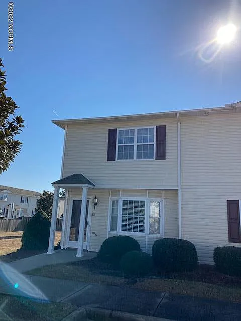 2 bed, 1.5 bath, 1043 sqft, $900 — Photo 1