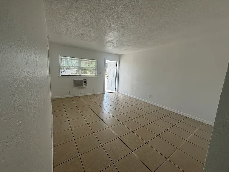 2452 Stella St #101 — Photo 9