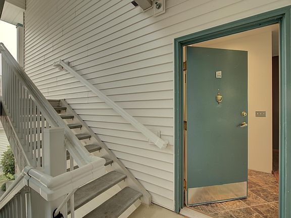 2nd image of 25235 SE Klahanie Blvd APT D204