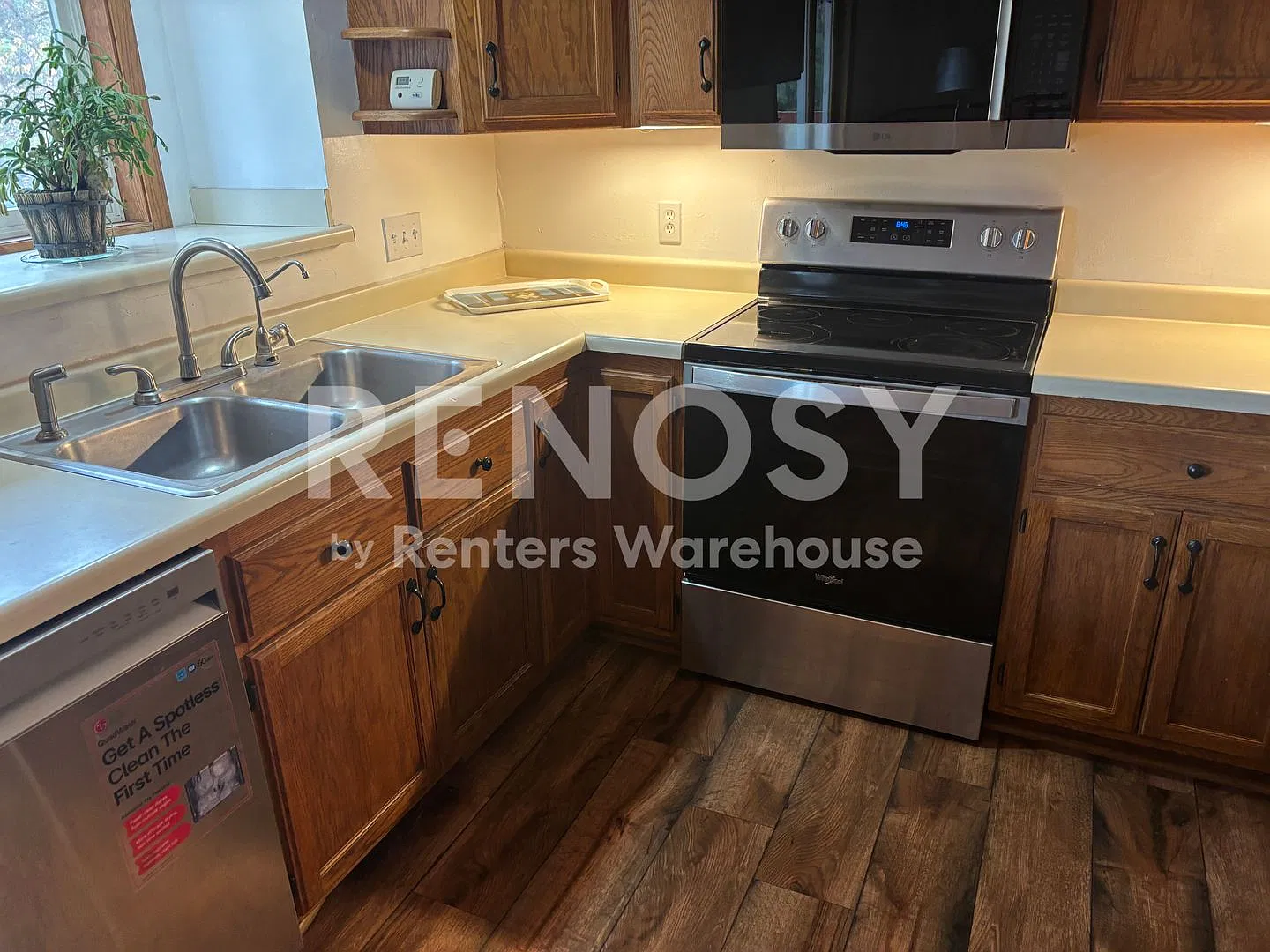 Available November 1st 5 Bedroom 3 Bath Single Family Home in Clear Lake — Photo 4