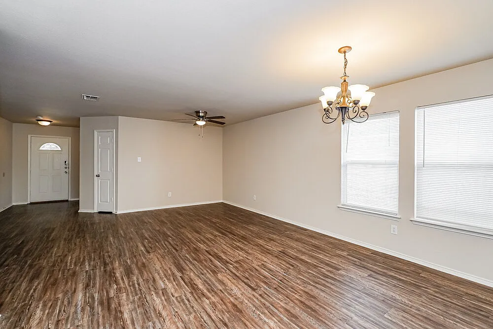 4 bed, 2.0 bath, 2100 sqft, $2,220 — Photo 3