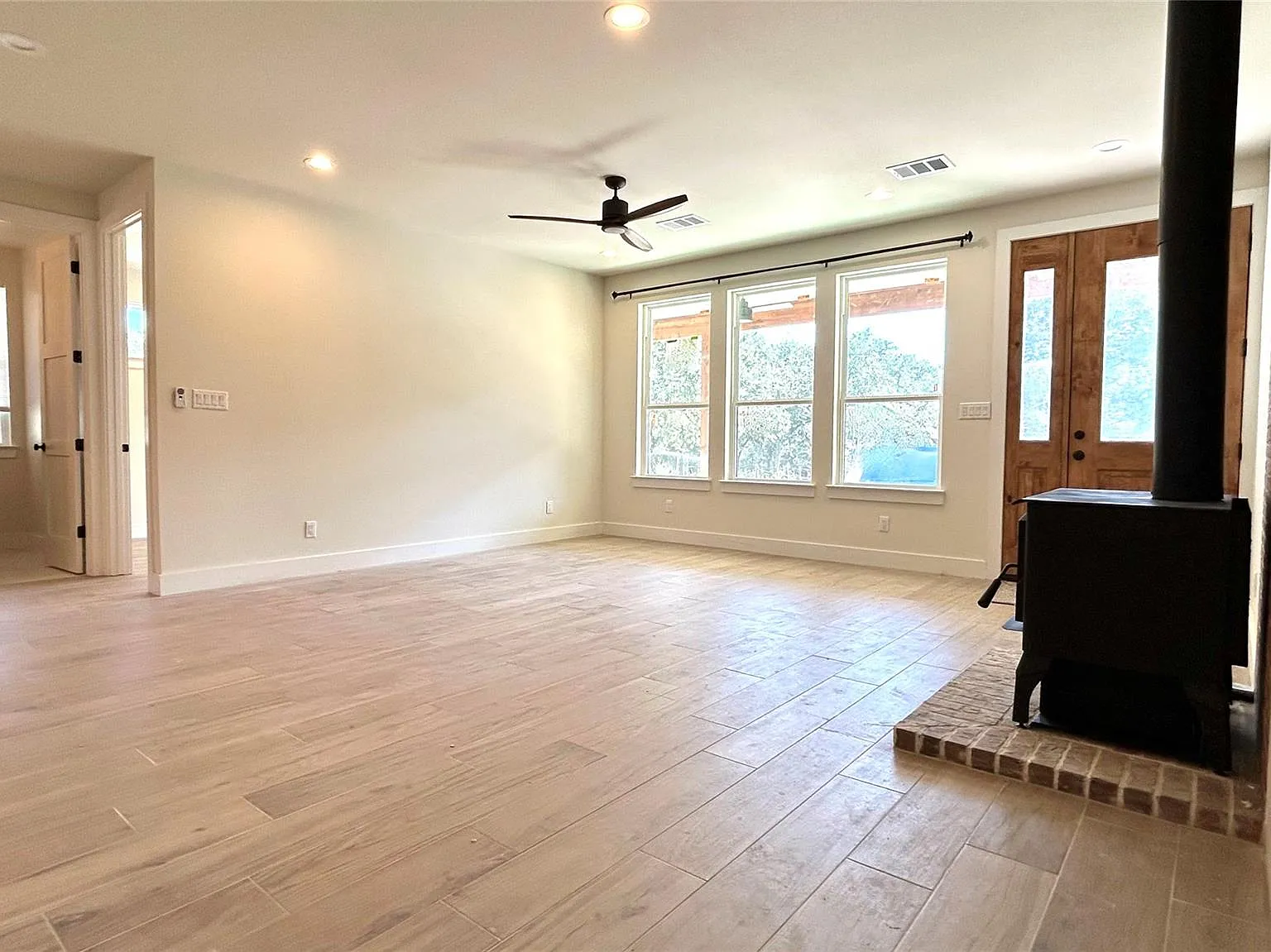 3 bed, 3.5 bath, 2375 sqft, $4,000 — Photo 2