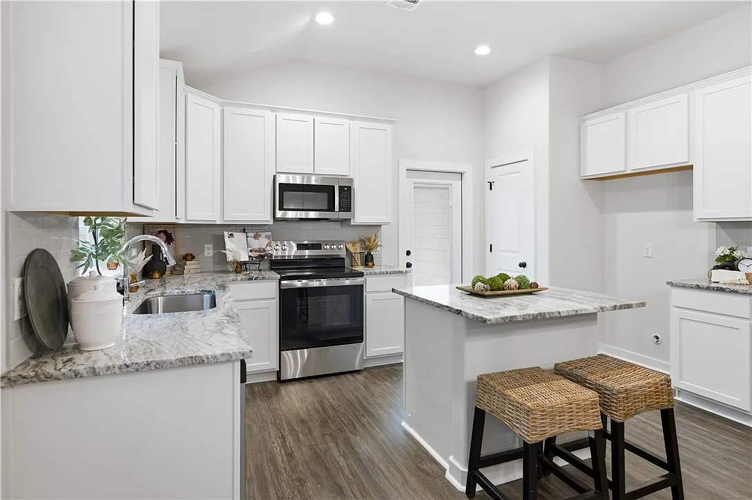 3 bed, 1235 sqft, $1,895 — Photo 2