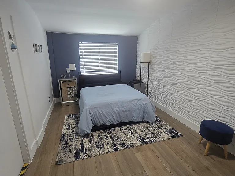 1105 NE 10th St #3 — Photo 2