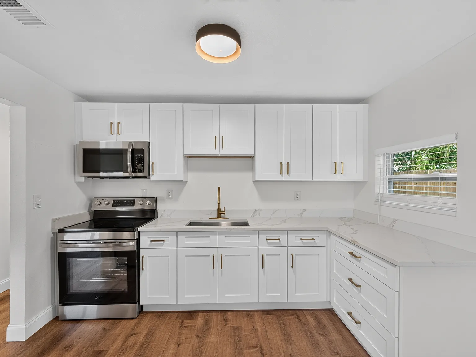 4 bed, 1.5 bath, 1400 sqft, $3,399 — Photo 4