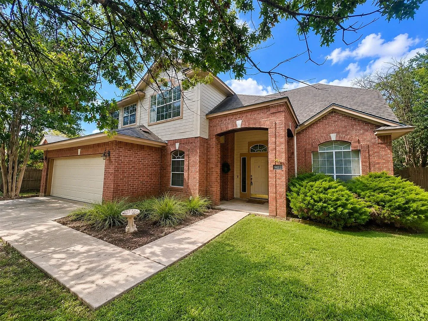 4 bed, 2.5 bath, 3218 sqft, $3,400 — Photo 2