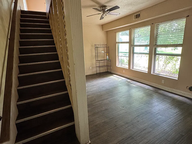 3420 S Harwood St — Photo 7