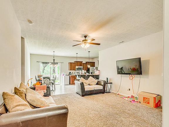 4th image of 875 Westlawn Dr