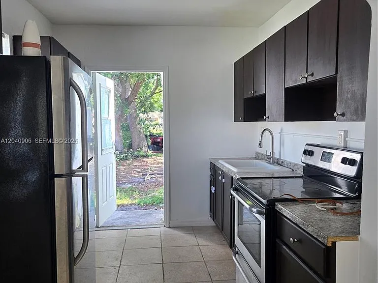 5223 SW 25th St — Photo 3