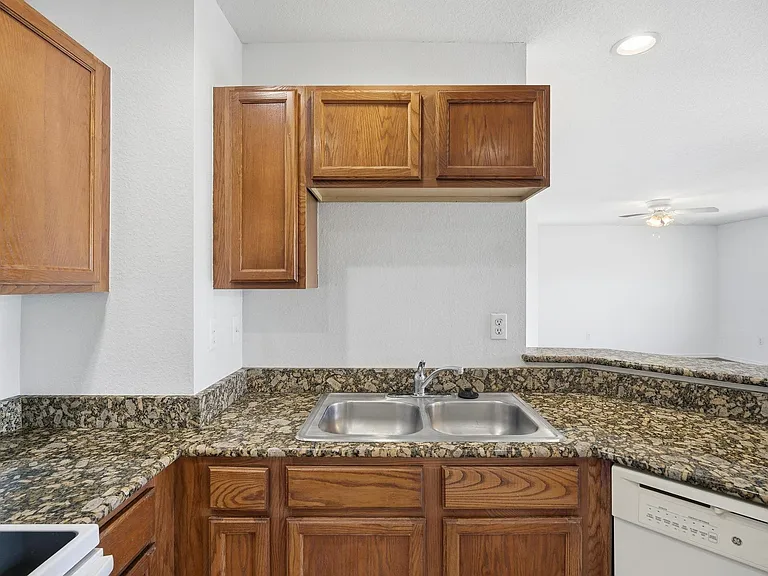 4600 E Moody Blvd #1P — Photo 6