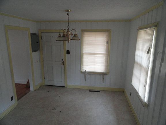 3rd image of 2000 Glenhaven Ln